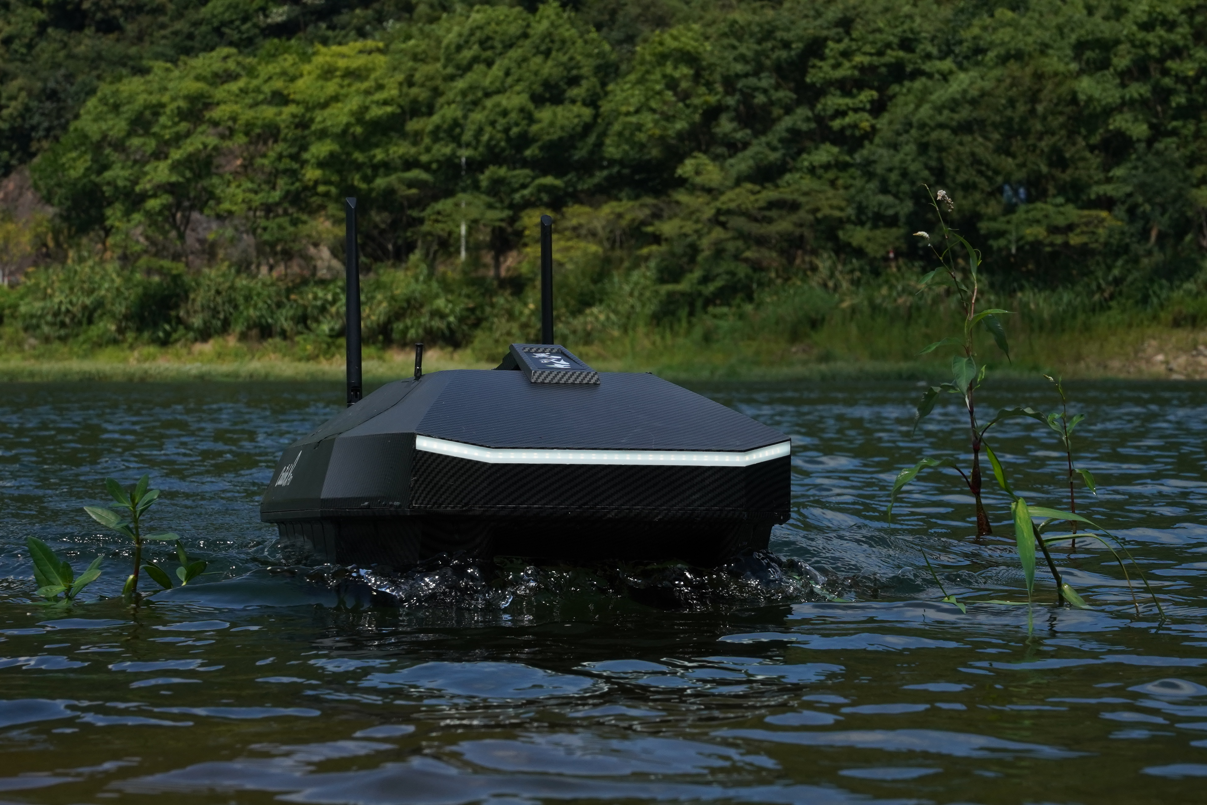 Comparing regular RC bait boats and bait boats with GPS autopilot: a guide for fishing enthusiasts